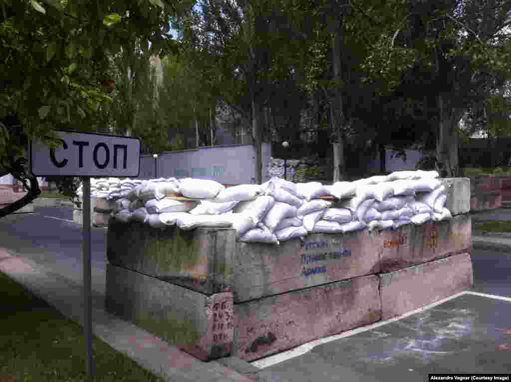 Баррикады Русской православной армии у захваченного здания СБУ в Донецке