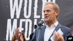 Donald Tusk, liderul partidului polonez de opoziție Platforma Civică, vorbind la protestele în apărarea libertății mass media la Varșovia, 10 august 2021