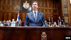 Kryeministri i zgjedhur serb, Aleksandar Vuçiq, derisa i drejtohet parlamentit në Beograd 