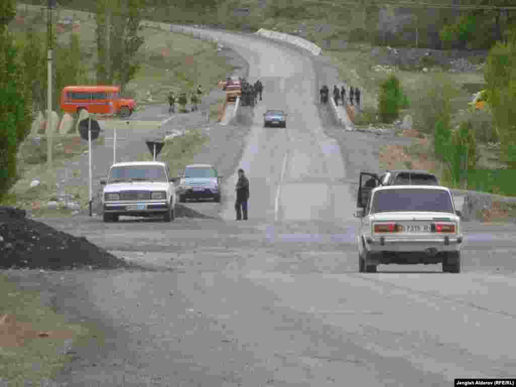 Баткен-Лейлек райондорун байланыштырган жол менен&nbsp;Тажикстандын Исфара-Ворух жолунун кесилишкен жери. 28-апрель, 2013.