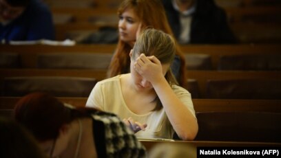 Жас қыздар еркектерді попуга