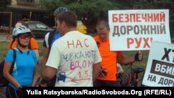 У Дніпрі велосипедисти влаштували протест, щоб привернути увагу до загибелі їхніх колег на дорогах