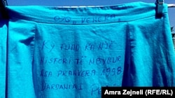 Instalacioni "Mendoj për Ty", me rrobat e të mbijetuarve të dhunës seksuale gjatë luftës në Kosovë "Mendoj për Ty", qershor 2015.