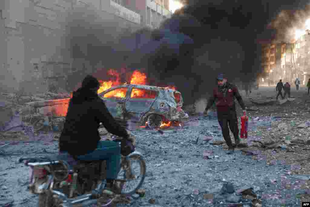 Njerëzit përpiqen të shuajnë zjarret pas një sulmi ajror që shënjestroi qytetin verior të Idlibit të kontrolluar nga rebelët e Sirisë më 2 dhjetor. Që kur Rusia ndërhyri në luftën civile në Siri, sulmet e saj ajrore kanë luajtur një rol vendimtar në mbështetjen e presidentit sirian, Bashar al-Assad .