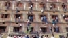 Індыйцы ў горадзе Гаджыпур лезуць на сьцяну школы, каб падказаць адказы на пытаньні іспыту.