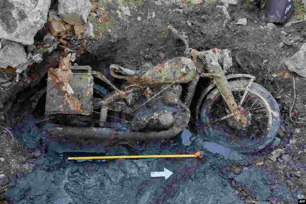 Na drugim mjestima duž Dunava, smanjenog sušom, otkrivaju se drugi ratni ostaci. Ovaj nacistički motocikl je ležao na riječnom koritu blizu zgrade parlamenta u Budimpešti više od 80 godina prije nego što je izronio početkom avgusta.Mađarska nacionalna vodoprivredna agencija izvijestila je da je nivo Dunava u Budimpešti na najnižem zabiljeleženom nivou.
