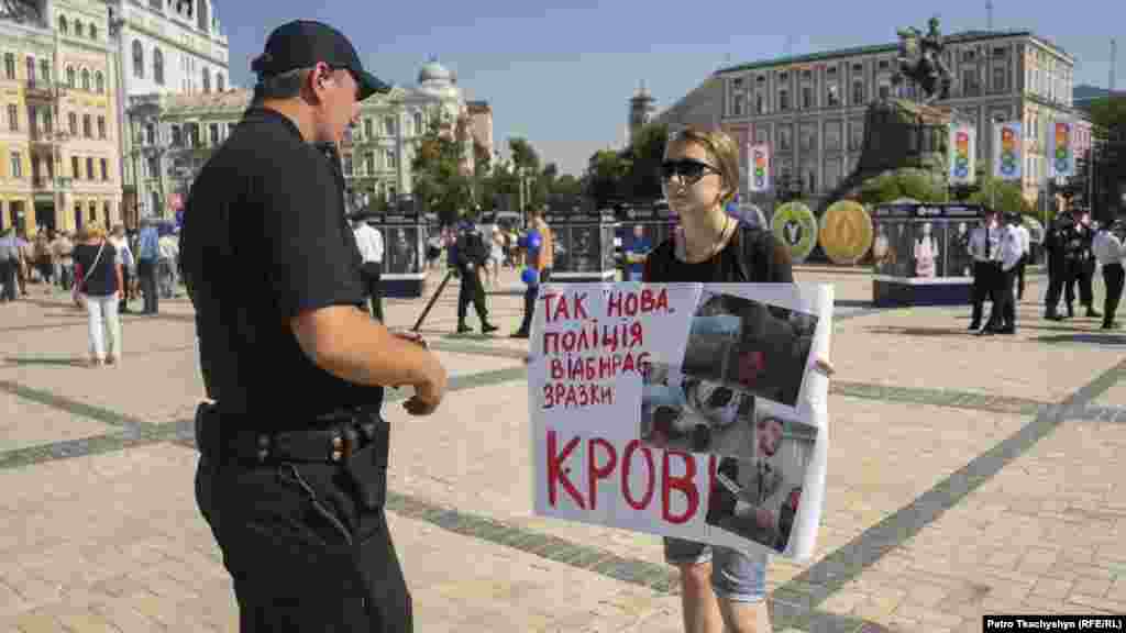 Учасниця протесту спілкується з поліцейським