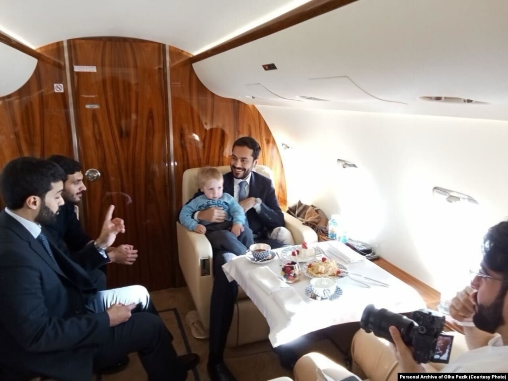 Вітя на руках у катарського дипломата в літаку, яким його та Ольгу вивезли з Росії, щоб вони могли повернутися додому в Україну