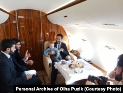 Витя на руках у катарского дипломата на самолете, которым его и Ольгу вывезли из России, чтобы они смогли попасть домой в Украину