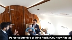 ვიტია კატარელ დიპლომატთან ერთად თვითმფრინავში