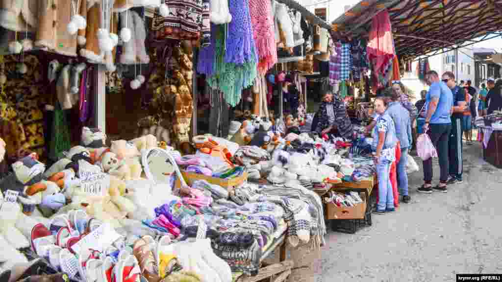 На плато есть рынок, на котором преимущественно крымские татары продают свои изделия. Даже летом в продаже вязаные носки, теплые тапки, шали и меховые жилеты