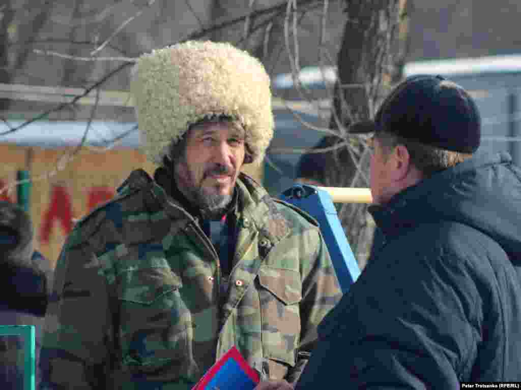 В этом году обе Масленицы проходили в городском парке культуры и отдыха, но в при этом в некотором отдалении друг от друга. По словам атамана Уральской (Яицкой) казачьей общины Сергея Иртекеева (на фото слева), казаки стараются организовывать праздник с соблюдением всех православных традиций: – Масленица – не языческий праздник, эта неделя дается человеку, чтобы он мог покушать, в игры поиграть, повеселиться и после этого вступаем в Великий пост. А в городской Масленице остались языческие моменты. Например, сжигание чучела – это идет от язычества.
