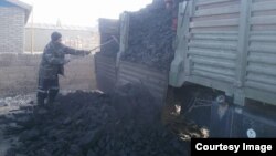 Көмір түсіріп жатқан тұрғын (Көрнекі сурет). 