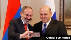 Премьер-министр России Михаил Мишустин (справа) и премьер-министр Армении Никол Пашинян (архивная фотография)