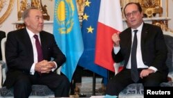 Қазақстан президенті Нұрсұлтан Назарбаев (сол жақта) пен Франция президенті Франсуа Олланд. Париж, 5 қараша 2015 жыл.
