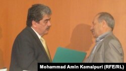 (چپ) وزیر فواید عامه در حال عقد قرارداد این سرک