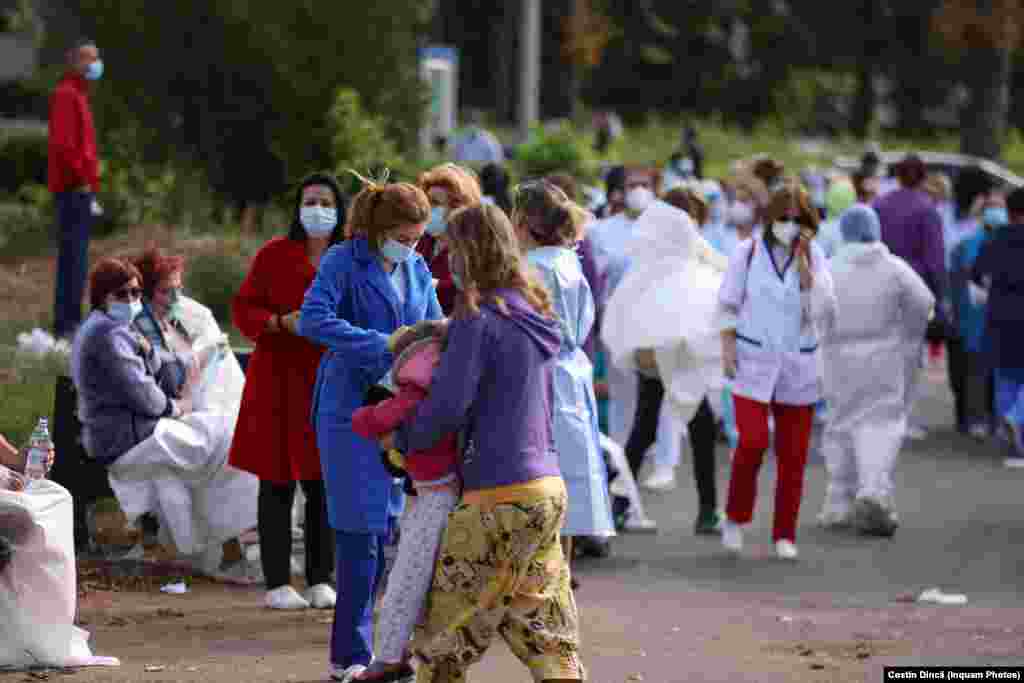 Pacienți și medici evacuați stau în curtea Spitalului de Boli Infecțioase din Constanța. Drama din Constanța arată limitele sistemului medical.&nbsp;