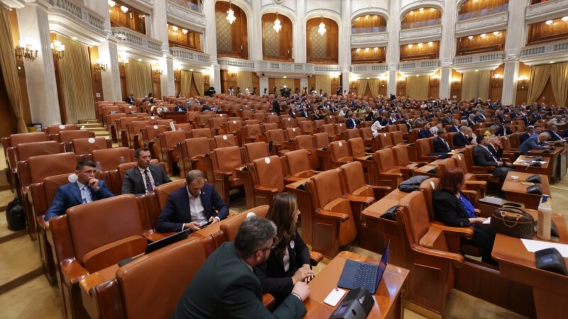 „Să se revizuiască, primesc! Dar să nu se schimbe nimica”. Reducerea subvențiilor pentru partidele politice a rămas doar declarație politică