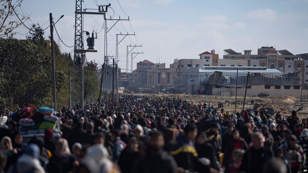Palestinienii ajung în orașul Rafah, din sudul Gazei, fugind din fața ofensivei israeliene din orașul Khan Younis. 24 ianuarie 2024