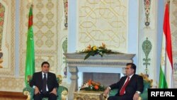 Tajikistan - Turkmen President Gurbanguly Berdymukhammedov with his Tajik counterpart Emomali Rahmon in Dushanbe, 18Mar2010