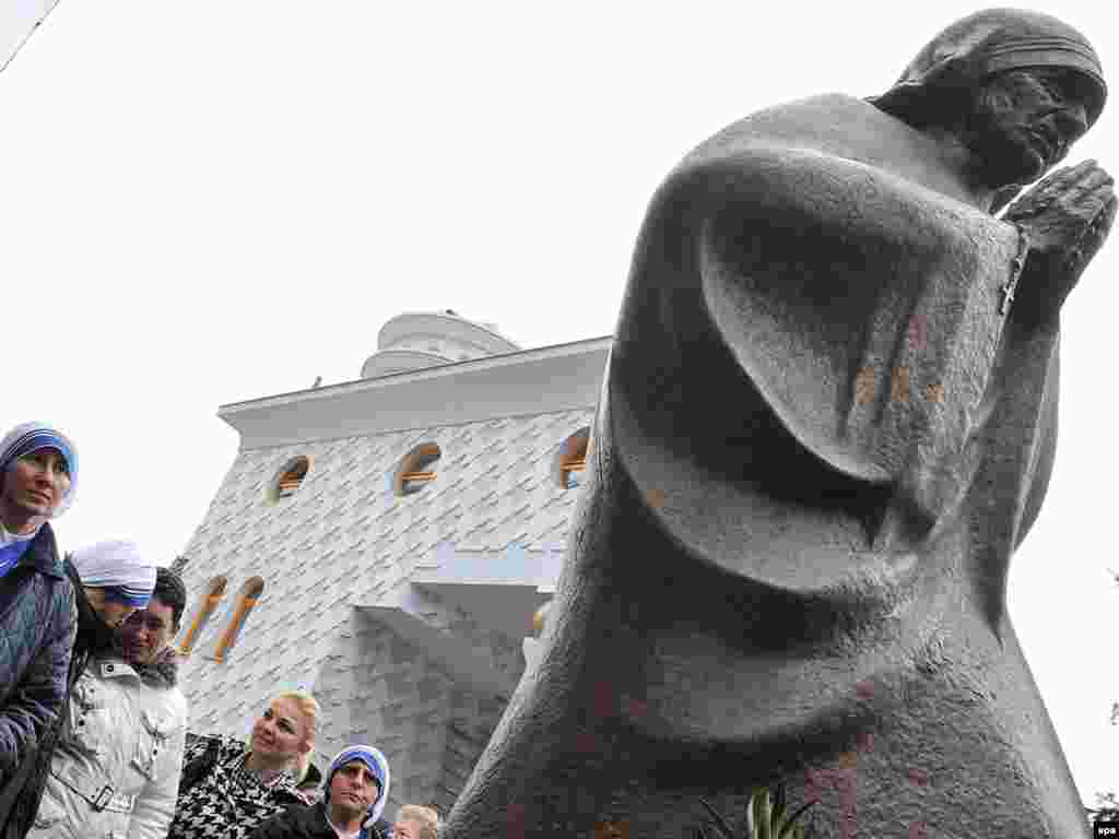 Makedonija, Skopje - U Skopju, rodnom gradu Majke Tereze, otvorena je spomen kuća u povodu 100 godišnjice njenog rodjenja. Kuća je sagradjena na mjestu nekadašnje katoličke crkve u kojoj je ona krštena. Više od 45 godina služila je siromašne, napuštene i bolesne, najprije u Indiji a onda i u drugim zemljama. Dobila je 1979. Nobelovu nagradu za mir.