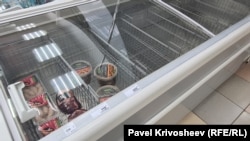 Опустевшие холодильные мясные витрины в сетевом магазине «ПУД». Симферополь, октябрь 2026 года