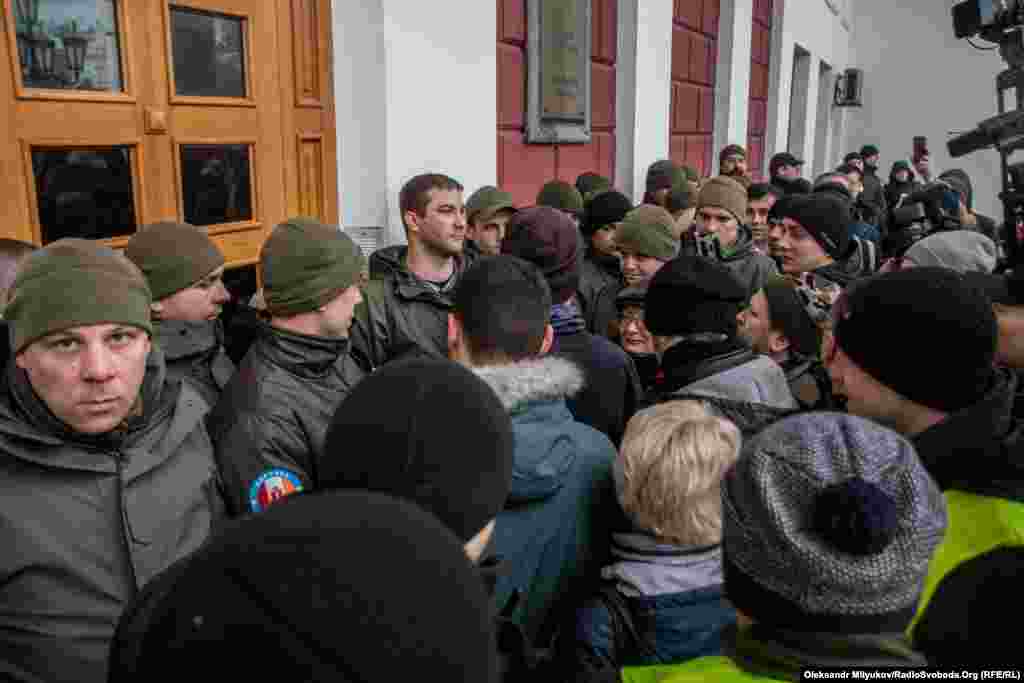 Для преси вхід був організований не через головний, а боковий вхід будівлі. Певні труднощі з тим, щоб потрапити в будівлю, виникли і у кореспондента Радіо Свобода