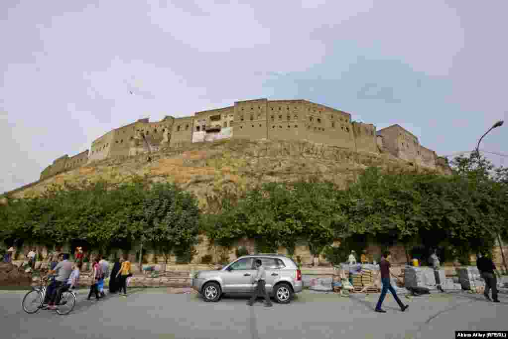 Şəhərin mərkəzində, hündür bir ərazidə qədim Ərbil qalası.