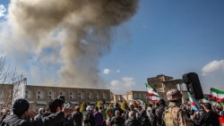 حضور حامیان حکومت در مراسم در زمان حمله به اصفهان، دوشنبه، ۱۸ اسفند