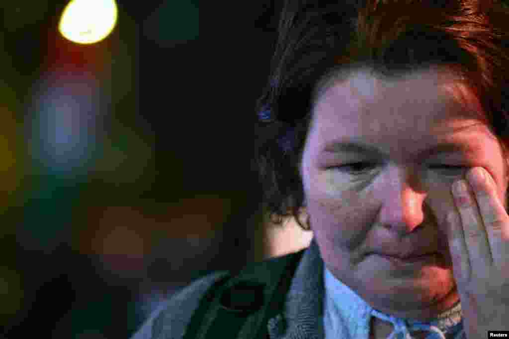 Sa druge strane pristalice Orbanovog Fidesza tuguju nakon njegovog obraćanja u kojem je priznao poraz.