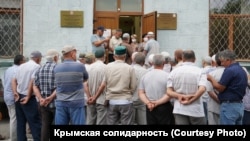Мітинг кримських татар і мусульман проти переслідування співвітчизників біля будівлі підконтрольного Росії уряду Криму в Сімферополі, 2020 рік