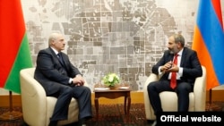 Аляксандар Лукашэнка і Нікол Пашыньян, травень 2018