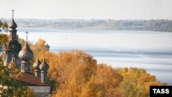 Вид на Воскресенскую церковь в городе Плес и Волгу