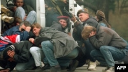 Боснійський солдат і мирні жителі Сараєва потрапили під обстріл сербського снайпера, квітень 1992 року