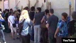 Незадоволни граѓани од преименувањето на улиците предизвикаа гужва пред влезот на Советот на град Скопје.