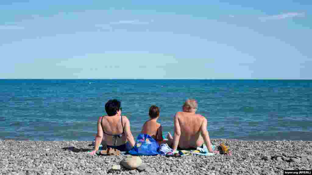 Отдыхающие на пляже, в основном, россияне