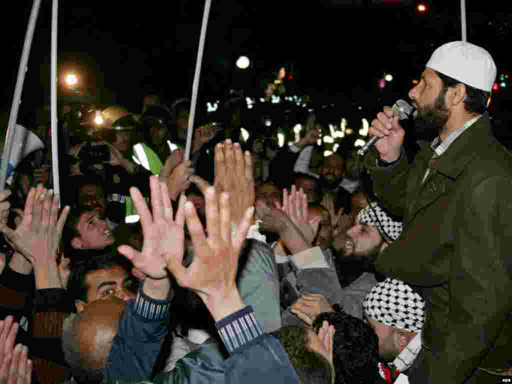 Protesti u Siriji - Sirijci i Palestinci protestuju ispred egipatskog veleposlanstva u Damasku radi odluke egipatskog predsjednika Hosni Mubaraka da ne otvori granicu sa Gazom. Do tada je u borbama poginulo 360 a ranjeno oko 1.700 Palestinaca.
