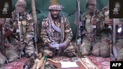 "Боко Харамдын" лидери Абубакр Шекау (ортодо), 25.09. 2013