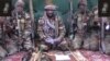 Özüni "Boko haram" toparynyň lideri Abubakar Şekau diýip tanadan adamyň wideo şekili.
