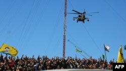 Kurzi sirieni, salutând un elicopter american