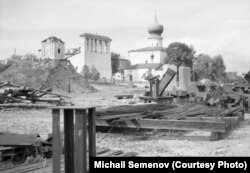 Часовня в момент перестройки моста