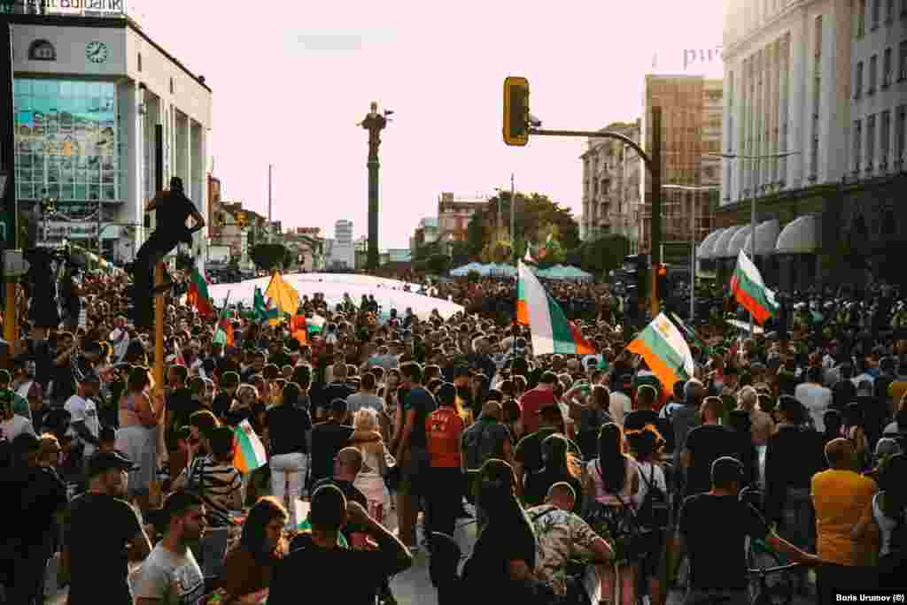 С викове &quot;Мафия!&quot; и &quot;Мутри, вън!&quot; множеството се върна обратно на площада пред Министерския съвет.