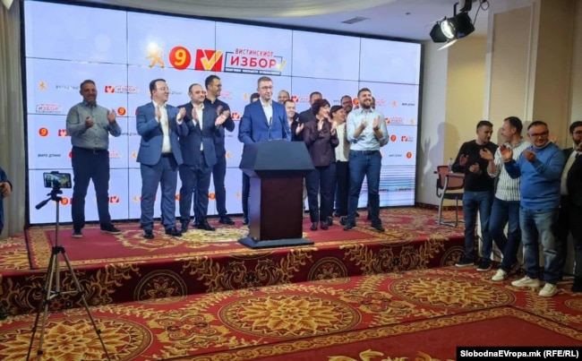 Kreu i LSDM-së, Hristijan Mickoski, gjatë adresimit pas rundit të dytë të zgjedhjeve lokale. 2 nëntor 2025.