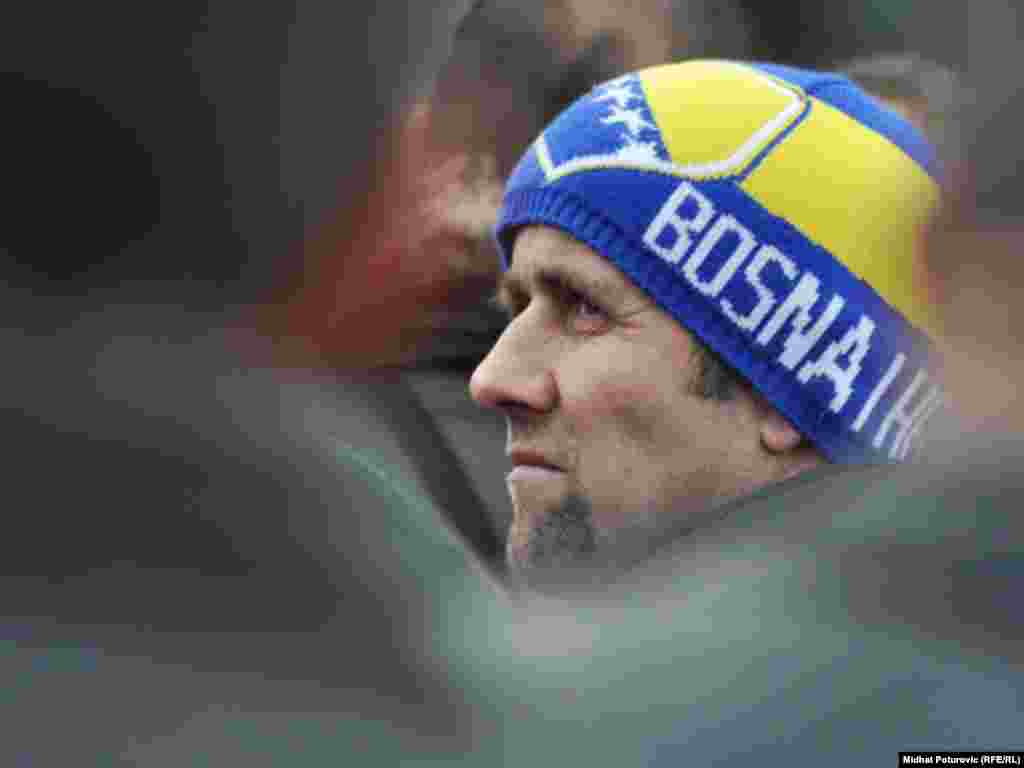 BiH - Protest otpuštenih vojnika ispred zgrade institucija BiH u Sarajevu, protiv odluke ministra finansija i trezora BiH Dragana Vrankića da ne potpiše protokol o refundiranju novca za njihovo penzionisanje, 16.02.2011. Foto: RSE / Midhat Poturović