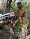 Технік екіпажу дронів-перехоплювачів готує БПЛА до зльоту