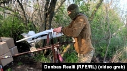 Технік екіпажу дронів-перехоплювачів готує БПЛА до зльоту