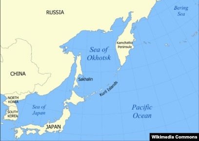 Жігіт қыздарға зәр беріп жатыр (видео)