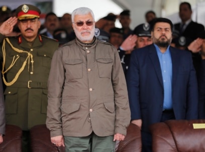 Бейне секс: 2 еркекпен 1 қыз Мен Иваново облысының Плежнево қаласында жыныстық қатынасқа түскім келеді.