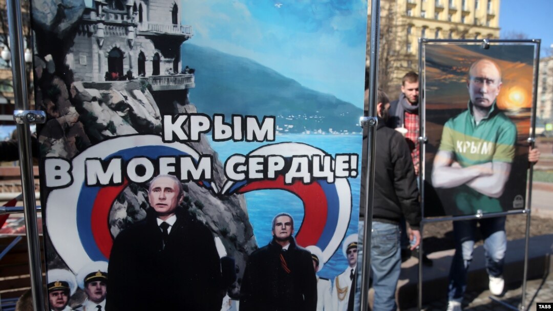 Россия. Москва. 16 марта. На выставке графических работ "Крым. Возвращение в родную гавань".