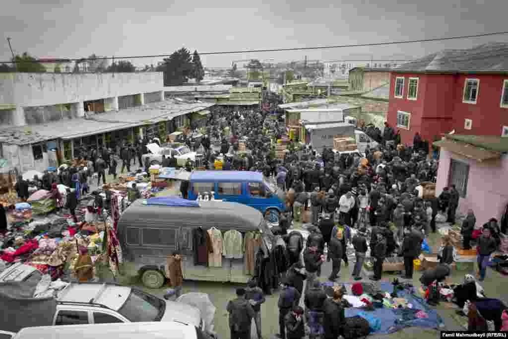 Sakinlərin, satıcıların sözlərinə inansaq, bazarın adı ona görə belə qoyulub ki, bazarı ruslar yaradıb və özləri də ticarətlə məşğul olub.&nbsp;